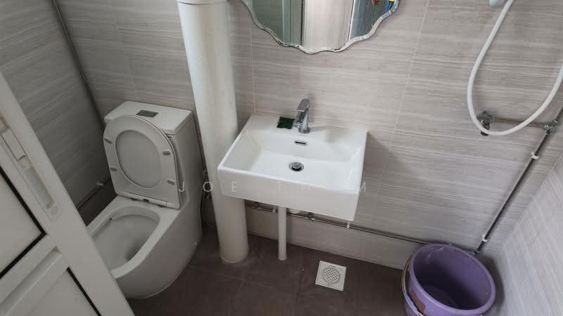 826 Jurong West Street 81, 826 Jurong West Street 81, Boon Lay / Jurong / Tuas, 3 Bedrooms, 1,302 sqft, HDB Flat For Rent, by Joe Tham, 500290923 - Bathroom - PropertyGuru.com.sg