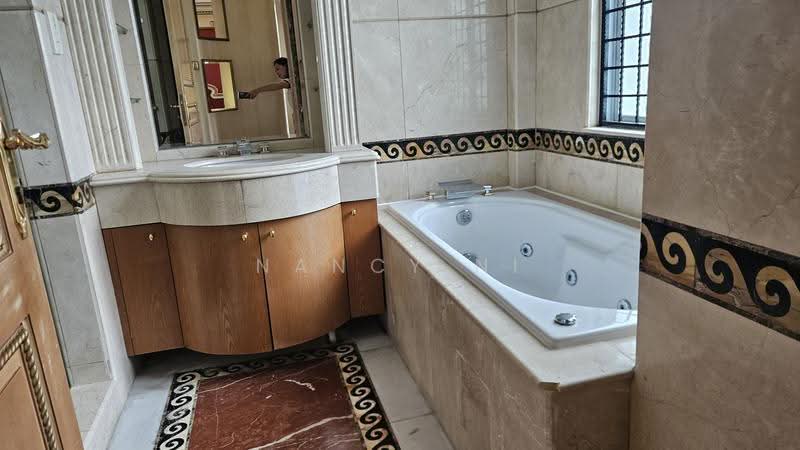 Siglap Avenue Bungalow, East Coast / Marine Parade, 5 Bedrooms, 6,000 sqft, Bungalow House For Rent, by Nancy Ni, 500290933 - Bathroom - PropertyGuru.com.sg