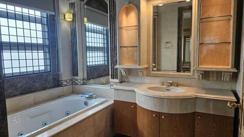 Siglap Avenue Bungalow, East Coast / Marine Parade, 5 Bedrooms, 6,000 sqft, Bungalow House For Rent, by Nancy Ni, 500290933 - Bathroom - PropertyGuru.com.sg