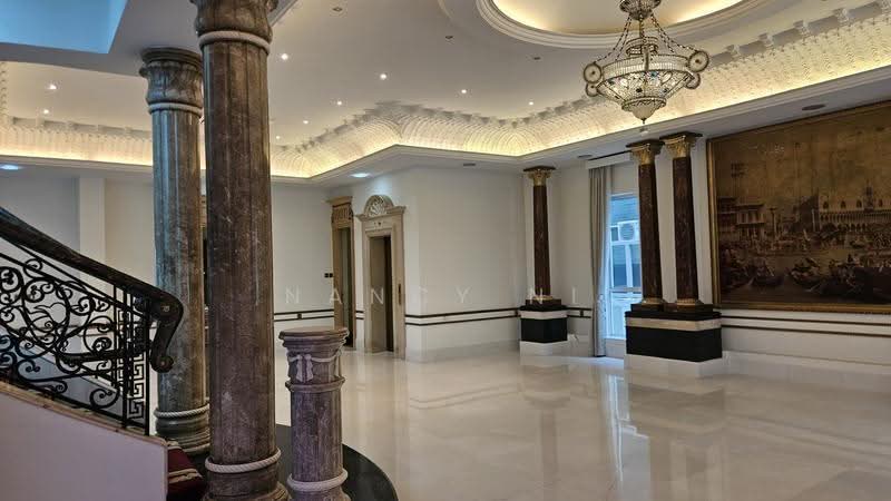 Siglap Avenue Bungalow, East Coast / Marine Parade, 5 Bedrooms, 6,000 sqft, Bungalow House For Rent, by Nancy Ni, 500290933 - Entrance - PropertyGuru.com.sg