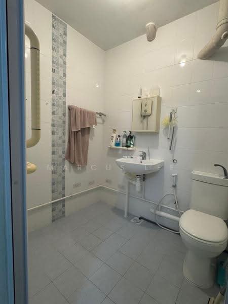 230 Pending Road, 230 Pending Road, Dairy Farm / Bukit Panjang / Choa Chu Kang, 2 Bedrooms, 785 sqft, HDB Flat For Sale, by Marcus Lee, 500290939 - Bathroom - PropertyGuru.com.sg