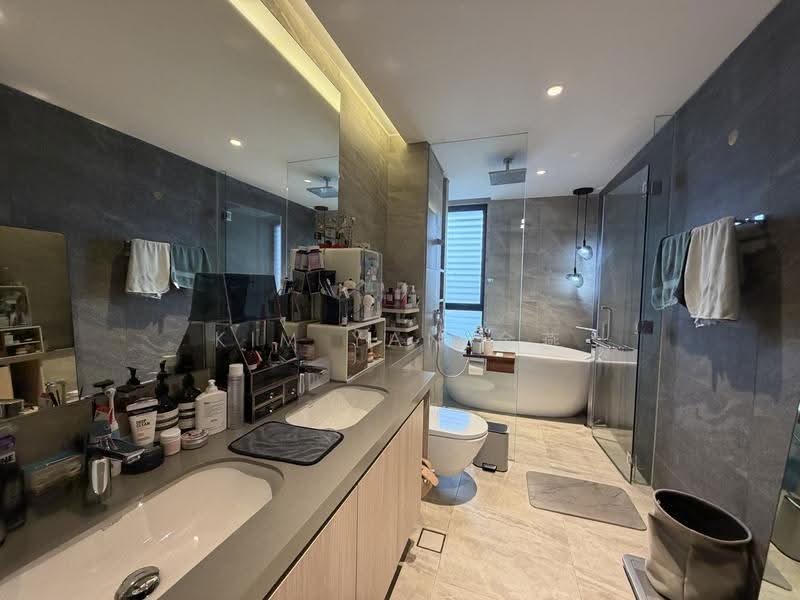Very New with Lift and Pool, beautifully renovated with high taste!, within 1km to St Nicolas Girls’ school – call 8130 3636 to view now!, Ang Mo Kio / Bishan / Thomson, 6 Bedrooms, 5,700 sqft, Terraced House For Sale, by Kim Yan 金燕, 500290961 - Bathroom - PropertyGuru.com.sg
