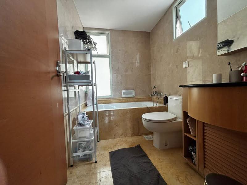 Queens, 10 Stirling Road, Alexandra / Commonwealth, 4 Bedrooms, 1,184 sqft, Condominium For Sale, by Lynette Choy, 500291017 - Bathroom - PropertyGuru.com.sg