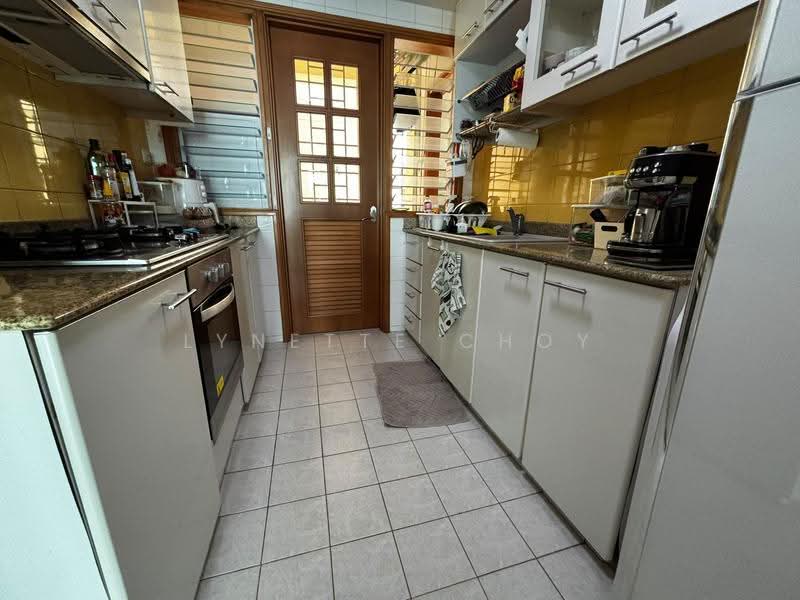 Queens, 10 Stirling Road, Alexandra / Commonwealth, 4 Bedrooms, 1,184 sqft, Condominium For Sale, by Lynette Choy, 500291017 - Kitchen - PropertyGuru.com.sg