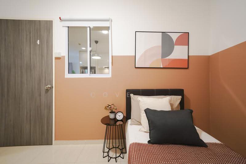 The Plaza, 7500A Beach Road, Beach Road / Bugis / Rochor, Room Rental, 129 sqft, Apartment For Rent, by Cove, 500291051 - Orange Room - PropertyGuru.com.sg