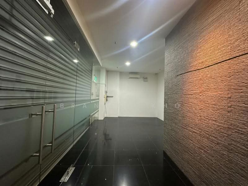 Tradehub 21, 18 Boon Lay Way, Boon Lay / Jurong / Tuas, 1,464 sqft, Light Industrial (B1) For Sale, by Brandon Kho, 500291090 - Main lobby - CommercialGuru.com.sg