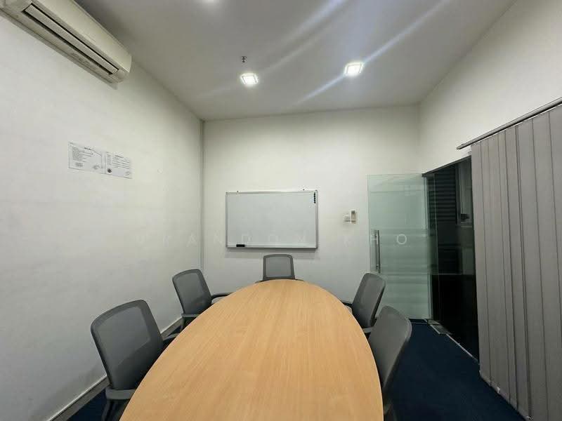 Tradehub 21, 18 Boon Lay Way, Boon Lay / Jurong / Tuas, 1,464 sqft, Light Industrial (B1) For Sale, by Brandon Kho, 500291090 - Meeting room - CommercialGuru.com.sg