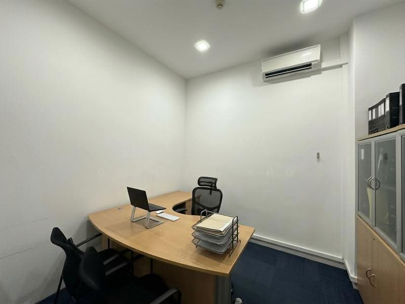 Tradehub 21, 18 Boon Lay Way, Boon Lay / Jurong / Tuas, 1,464 sqft, Light Industrial (B1) For Sale, by Brandon Kho, 500291090 - Director room 1 - CommercialGuru.com.sg