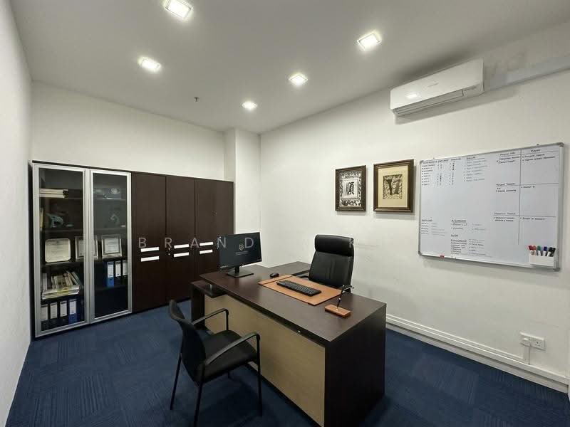 Tradehub 21, 18 Boon Lay Way, Boon Lay / Jurong / Tuas, 1,464 sqft, Light Industrial (B1) For Sale, by Brandon Kho, 500291090 - Director room 2 - CommercialGuru.com.sg