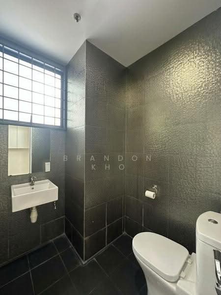 Tradehub 21, 18 Boon Lay Way, Boon Lay / Jurong / Tuas, 1,464 sqft, Light Industrial (B1) For Sale, by Brandon Kho, 500291090 - Bathroom - CommercialGuru.com.sg