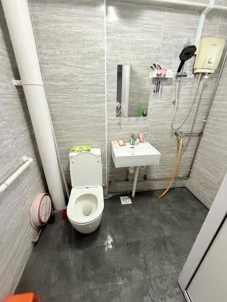 550 Hougang Street 51, 550 Hougang Street 51, Hougang / Punggol / Sengkang, 3 Bedrooms, 900 sqft, HDB Flat For Rent, by Alan Loh, 500291172 - Bathroom - PropertyGuru.com.sg