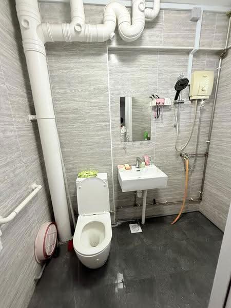 550 Hougang Street 51, 550 Hougang Street 51, Hougang / Punggol / Sengkang, 3 Bedrooms, 900 sqft, HDB Flat For Rent, by Alan Loh, 500291172 - Bathroom - PropertyGuru.com.sg