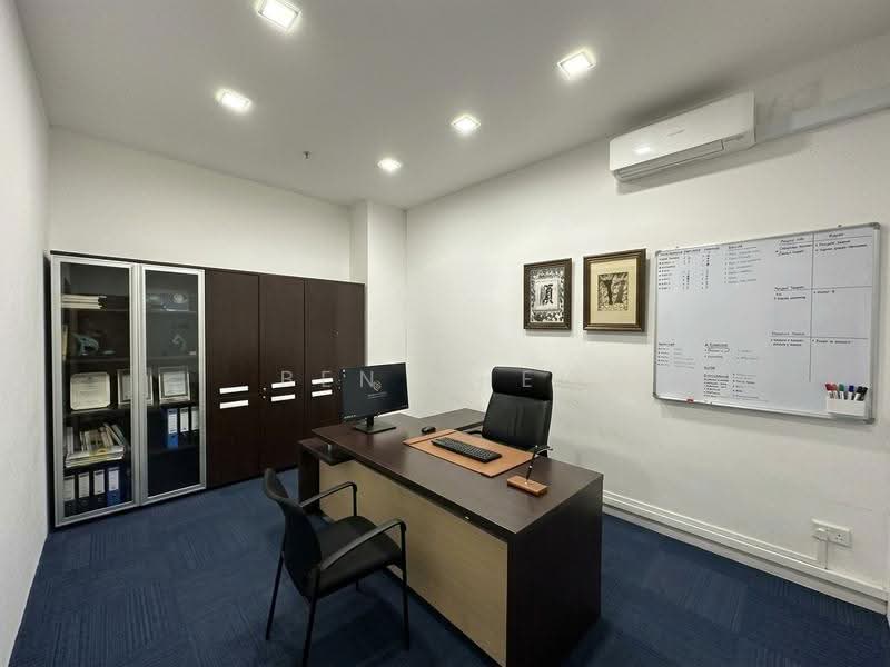 Tradehub 21, 18 Boon Lay Way, Boon Lay / Jurong / Tuas, 1,464 sqft, Light Industrial (B1) For Sale, by Ben Chew, 500291180 - Study - CommercialGuru.com.sg