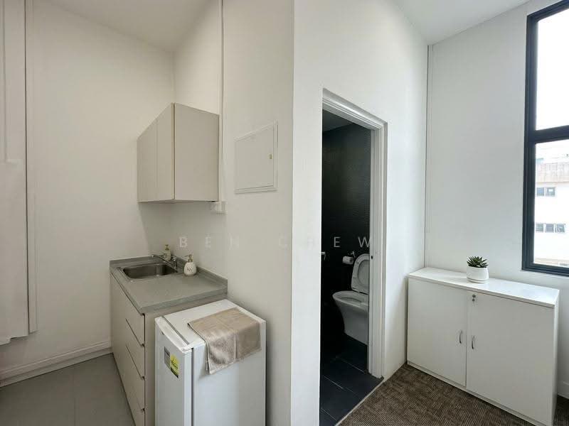 Tradehub 21, 18 Boon Lay Way, Boon Lay / Jurong / Tuas, 1,464 sqft, Light Industrial (B1) For Sale, by Ben Chew, 500291180 - Bathroom - CommercialGuru.com.sg