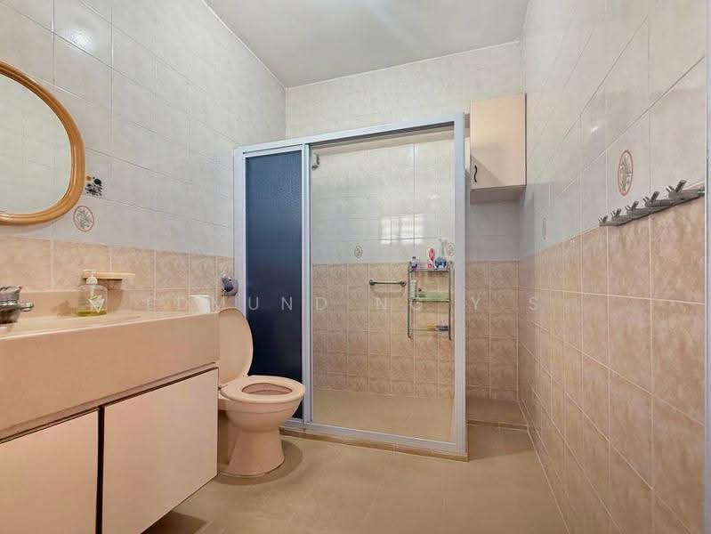 682B Jurong West Central 1, 682B Jurong West Central 1, Boon Lay / Jurong / Tuas, 3 Bedrooms, 1,250 sqft, HDB Flat For Sale, by Edmund Ng Y S, 500291242 - Bathroom - PropertyGuru.com.sg