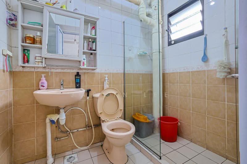 410 Sembawang Drive, 410 Sembawang Drive, Sembawang / Yishun, 3 Bedrooms, 968 sqft, HDB Flat For Sale, by Jaslin Lee, 500291260 - Bathroom - PropertyGuru.com.sg