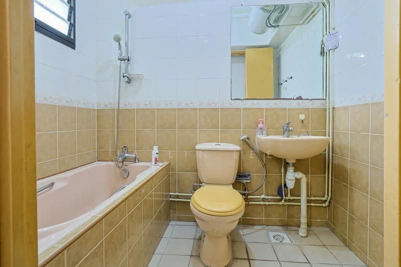 410 Sembawang Drive, 410 Sembawang Drive, Sembawang / Yishun, 3 Bedrooms, 968 sqft, HDB Flat For Sale, by Jaslin Lee, 500291260 - Bathroom - PropertyGuru.com.sg
