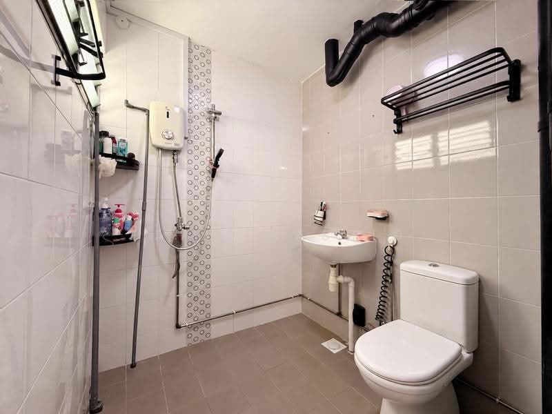 101 Bedok Reservoir Road, 101 Bedok Reservoir Road, Bedok / Upper East Coast, 3 Bedrooms, 1,302 sqft, HDB Flat For Sale, by Fariz Rashid, 500291345 - Master Bathroom - PropertyGuru.com.sg
