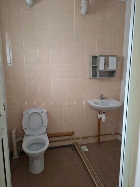 490 Jurong West Avenue 1, 490 Jurong West Avenue 1, Boon Lay / Jurong / Tuas, 2 Bedrooms, 785 sqft, HDB Flat For Sale, by Raja Lathme, 500291355 - Bathroom - PropertyGuru.com.sg