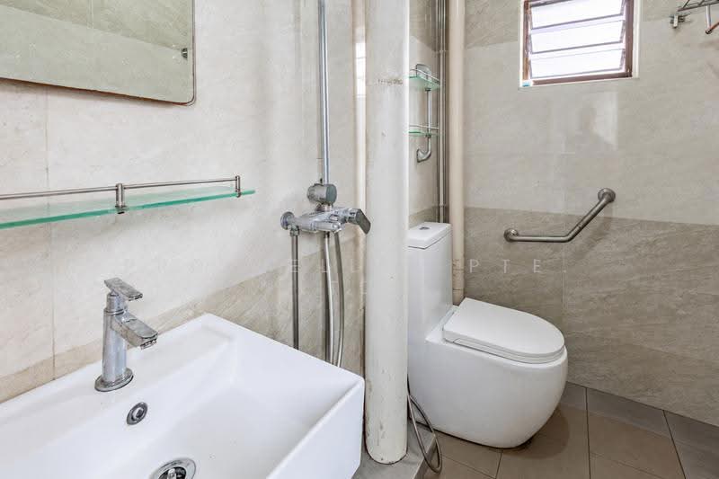 915 Jurong West Street 91, 915 Jurong West Street 91, Boon Lay / Jurong / Tuas, 2 Bedrooms, 786 sqft, HDB Flat For Sale, by ADNIX LIU, 500291372 - Bathroom - PropertyGuru.com.sg