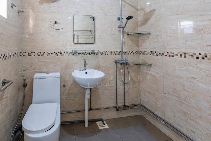 915 Jurong West Street 91, 915 Jurong West Street 91, Boon Lay / Jurong / Tuas, 2 Bedrooms, 786 sqft, HDB Flat For Sale, by ADNIX LIU, 500291372 - Bathroom - PropertyGuru.com.sg