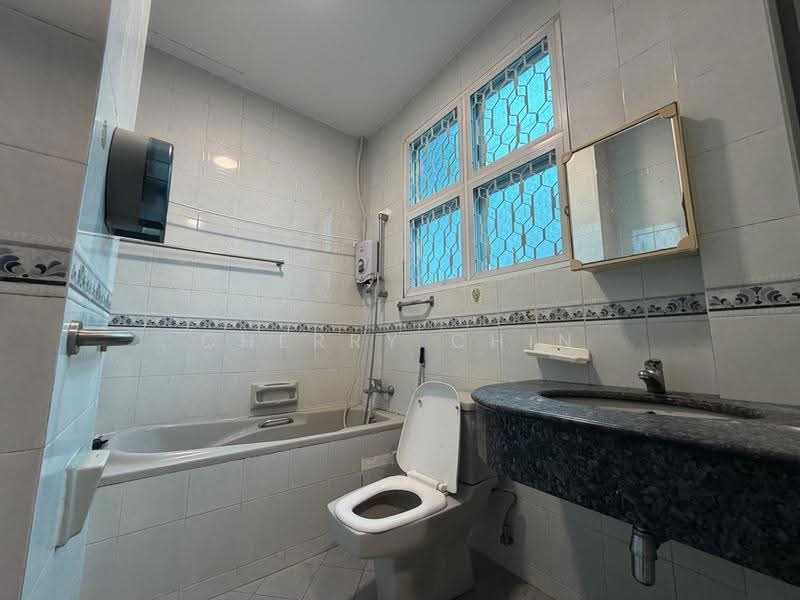 Detached near Sembawang Shopping Centre, Sembawang / Yishun, 6 Bedrooms, 5,500 sqft, Detached House For Rent, by Cherry Chin, 500291381 - Bathroom - PropertyGuru.com.sg