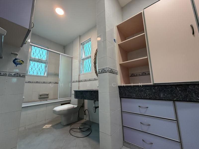 Detached near Sembawang Shopping Centre, Sembawang / Yishun, 6 Bedrooms, 5,500 sqft, Detached House For Rent, by Cherry Chin, 500291381 - Bathroom - PropertyGuru.com.sg