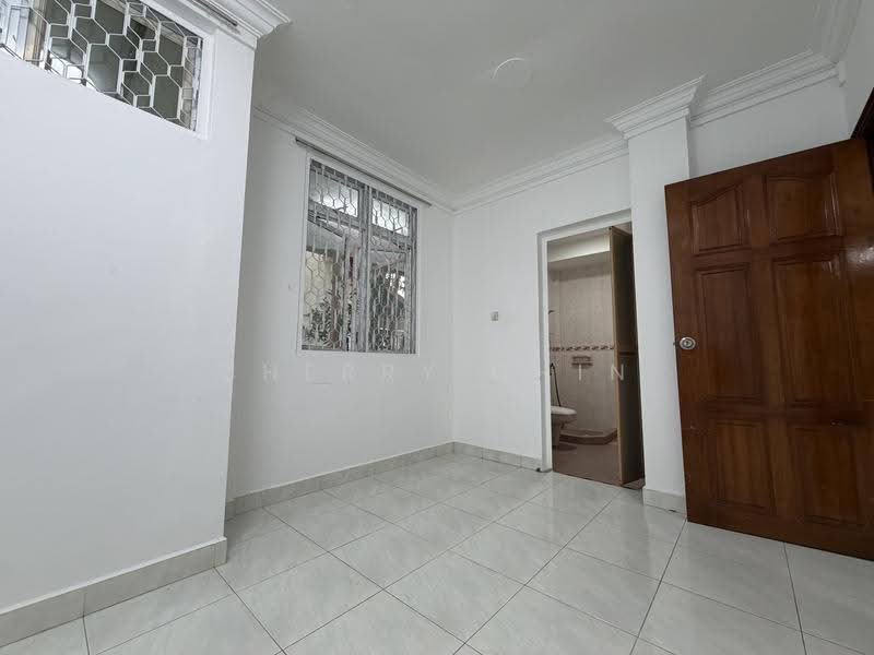 Detached near Sembawang Shopping Centre, Sembawang / Yishun, 6 Bedrooms, 5,500 sqft, Detached House For Rent, by Cherry Chin, 500291381 - Bathroom - PropertyGuru.com.sg