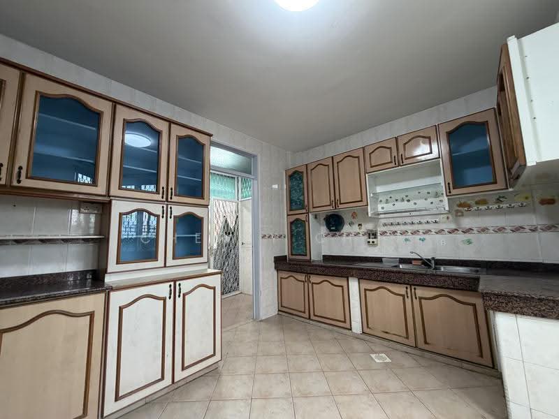 Detached near Sembawang Shopping Centre, Sembawang / Yishun, 6 Bedrooms, 5,500 sqft, Detached House For Rent, by Cherry Chin, 500291381 - Kitchen - PropertyGuru.com.sg