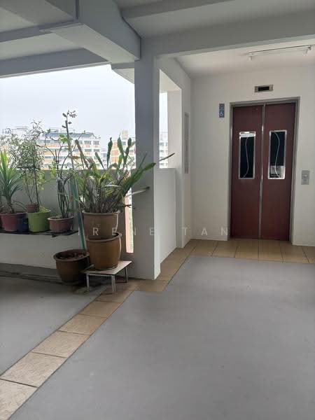 214 Petir Road, 214 Petir Road, Dairy Farm / Bukit Panjang / Choa Chu Kang, 2 Bedrooms, 786 sqft, HDB Flat For Sale, by Irene Tan, 500291383 - Lift Landing - PropertyGuru.com.sg