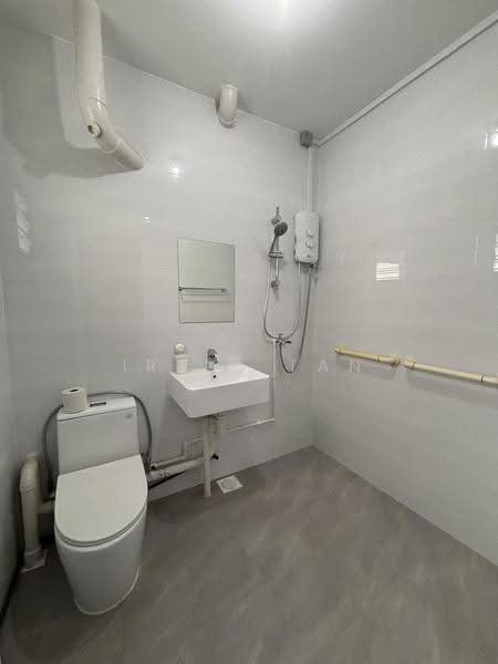 214 Petir Road, 214 Petir Road, Dairy Farm / Bukit Panjang / Choa Chu Kang, 2 Bedrooms, 786 sqft, HDB Flat For Sale, by Irene Tan, 500291383 - Master Bathroom - PropertyGuru.com.sg