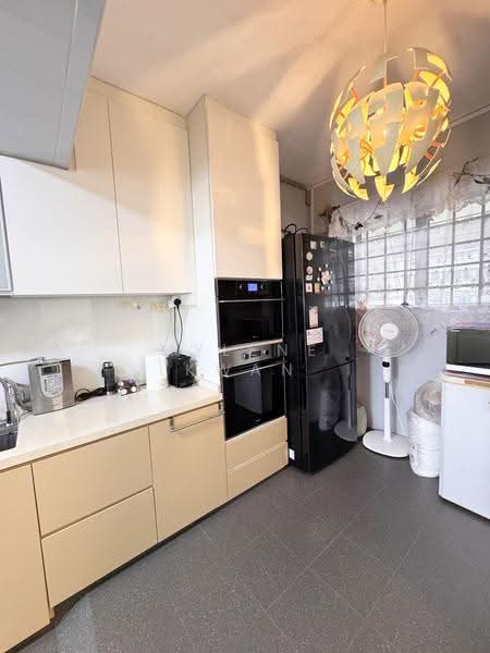 721 Bedok Reservoir Road, 721 Bedok Reservoir Road, Bedok / Upper East Coast, 3 Bedrooms, 1,593 sqft, HDB Flat For Sale, by Mylene Kwan, 500291397 - Kitchen - PropertyGuru.com.sg