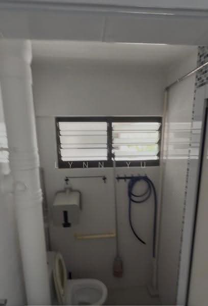 825 Tampines Street 81, 825 Tampines Street 81, Pasir Ris / Tampines, 2 Bedrooms, 721 sqft, HDB Flat For Rent, by Lynn Yu, 500291483 - Bathroom - PropertyGuru.com.sg