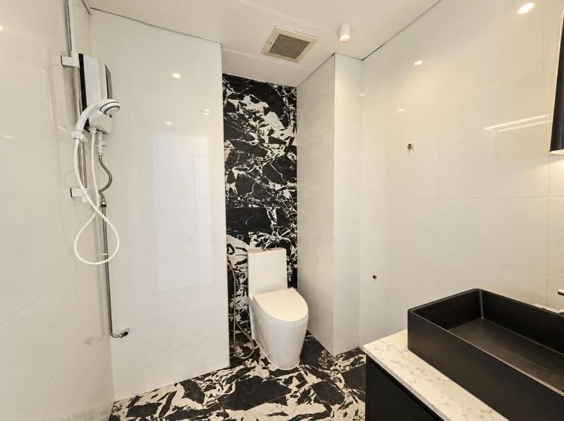 Ground Floor Showroom Office @ Ubi, Ubi Road 1, Eunos / Geylang / Paya Lebar, 2,690 sqft, Light Industrial (B1) For Rent, by Marc Lee, 500291527 - Bathroom - CommercialGuru.com.sg