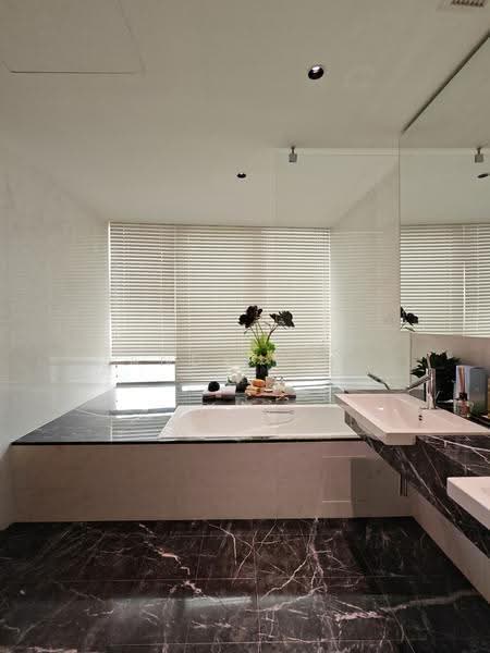 One Shenton, 1 Shenton Way, Boat Quay / Raffles Place / Marina, 4 Bedrooms, 6,674 sqft, Condominium For Sale, by Andy Wee, 500291542 - Bathroom - PropertyGuru.com.sg