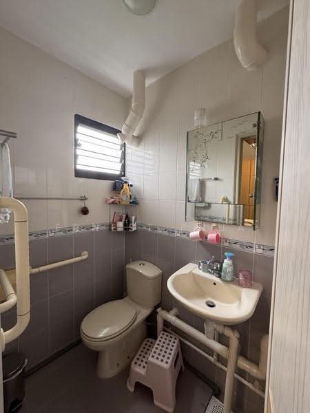 604 Ang Mo Kio Avenue 5, 604 Ang Mo Kio Avenue 5, Ang Mo Kio / Bishan / Thomson, 3 Bedrooms, 980 sqft, HDB Flat For Sale, by Ernest Phua, 500291559 - Bathroom - PropertyGuru.com.sg