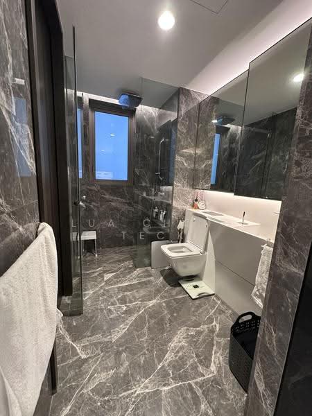 Cairnhill Nine, 15 Cairnhill Road, Orchard / River Valley, 1 Bedroom, 743 sqft, Condominium For Sale, by Lua Chong Teck, 500291591 - Bathroom - PropertyGuru.com.sg