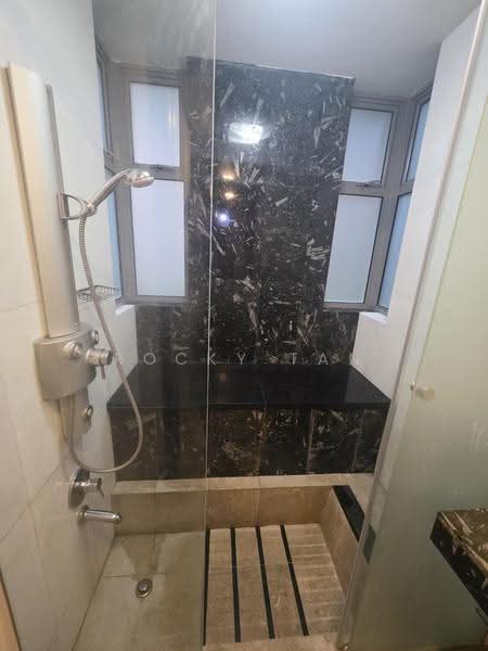 Sapphire 99, 99 Sophia Road, Orchard / River Valley, 2 Bedrooms, 900 sqft, Condominium For Rent, by Rocky Tan, 500291705 - Shower with sunken bath - PropertyGuru.com.sg