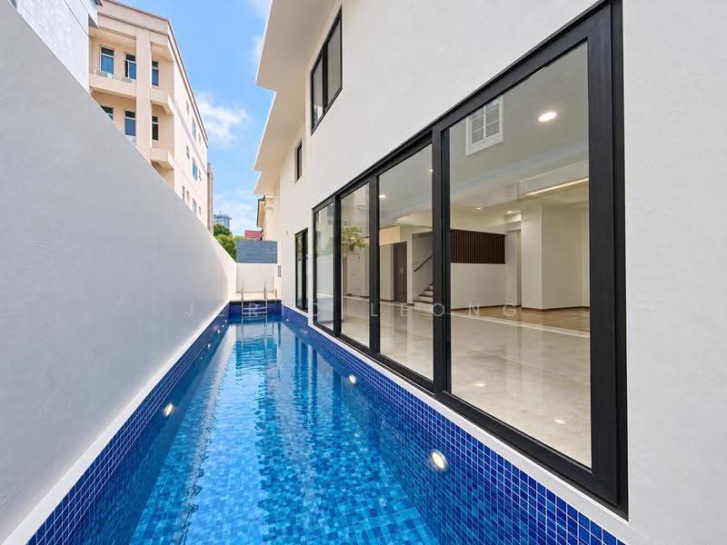 DEALMAKERS D10 | <1KM to NANYANG PRI. WALK TO AMENITIES, Duke Road / Kings Road / Queens Road / Coronation Road, Tanglin / Holland / Bukit Timah, 5 Bedrooms, 7,000 sqft, Semi-Detached House For Sale, by Jeric Leong, 500291717 - Exterior - PropertyGuru.com.sg
