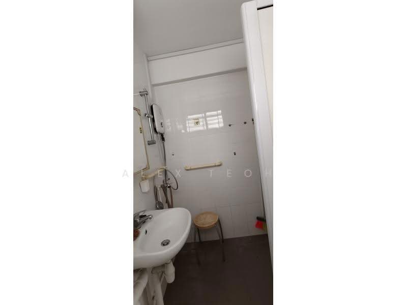 219A Jurong East Street 21, 219A Jurong East Street 21, Boon Lay / Jurong / Tuas, 3 Bedrooms, 1,270 sqft, HDB Flat For Sale, by Alex Teoh, 500291753 - Bathroom - PropertyGuru.com.sg