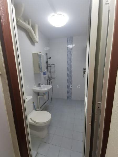 108 Bukit Batok West Avenue 6, 108 Bukit Batok West Avenue 6, Dairy Farm / Bukit Panjang / Choa Chu Kang, Room Rental, 180 sqft, HDB Flat For Rent, by Shawn Koh, 500291847 - Bathroom - PropertyGuru.com.sg