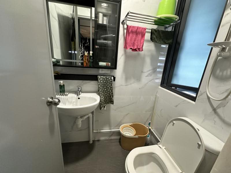 UB. One, 81 Ubi Avenue 4, Eunos / Geylang / Paya Lebar, 926 sqft, Light Industrial (B1) For Sale, by Henry Tan, 500291869 - Bathroom - CommercialGuru.com.sg