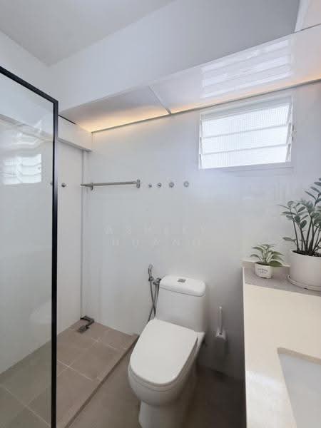 670B Edgefield Plains, 670B Edgefield Plains, Hougang / Punggol / Sengkang, 3 Bedrooms, 1,001 sqft, HDB Flat For Sale, by Ashley Huang, 500291871 - Master Bathroom - PropertyGuru.com.sg