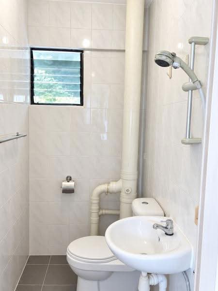 267 Bukit Batok East Avenue 4, 267 Bukit Batok East Avenue 4, Dairy Farm / Bukit Panjang / Choa Chu Kang, 2 Bedrooms, 688 sqft, HDB Flat For Rent, by Jasmine Chan, 500291883 - Bathroom - PropertyGuru.com.sg