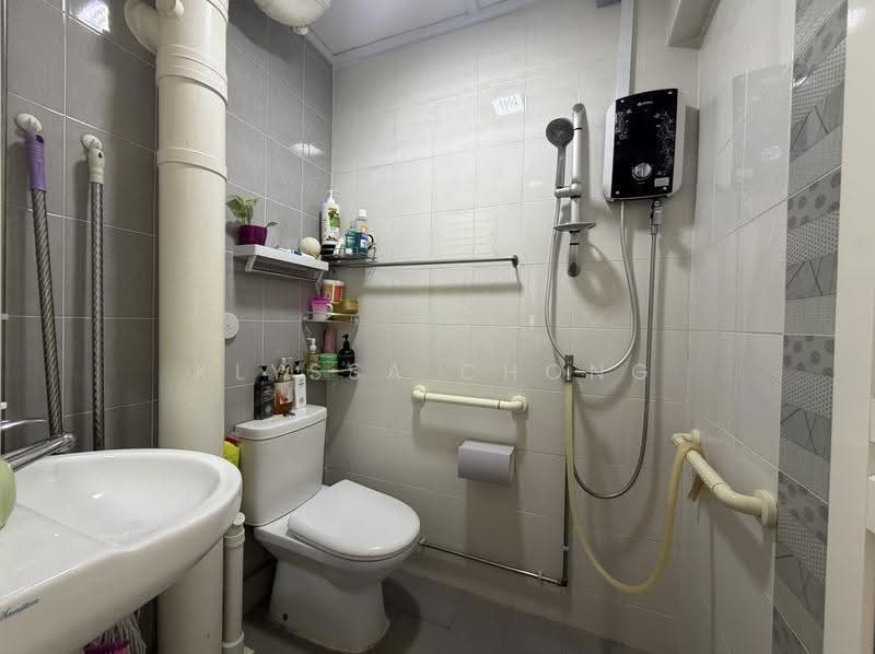 119 Mcnair Road, 119 Mcnair Road, Balestier / Toa Payoh, 3 Bedrooms, 904 sqft, HDB Flat For Sale, by Klyssa Chong, 500291935 - Bathroom - PropertyGuru.com.sg