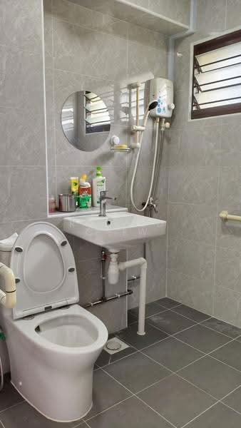 851 Woodlands Street 83, 851 Woodlands Street 83, Admiralty / Woodlands, 3 Bedrooms, 1,453 sqft, HDB Flat For Sale, by Ronald Chew, 500291983 - Bathroom - PropertyGuru.com.sg