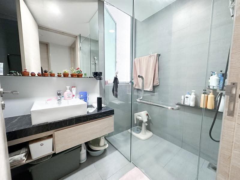 Sennett Residence, 37 Pheng Geck Avenue, Macpherson / Potong Pasir, 2 Bedrooms, 850 sqft, Condominium For Sale, by Kai Ting Cheng, 500292000 - Bathroom - PropertyGuru.com.sg