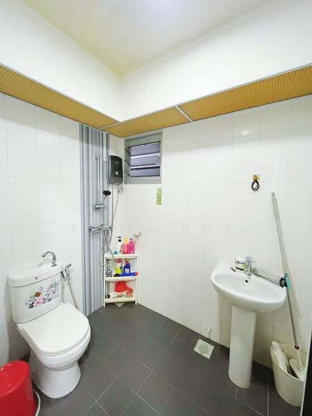 675D Fern Grove @ Yishun, 675D Yishun Avenue 4, Sembawang / Yishun, 2 Bedrooms, 732 sqft, HDB Flat For Sale, by Ethan Goh, 500292005 - Bathroom - PropertyGuru.com.sg
