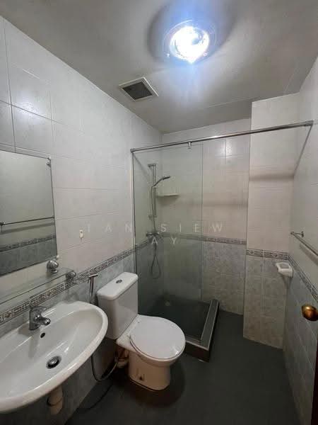 Casa Sarina, 101 Lorong Sarina, Eunos / Geylang / Paya Lebar, 2 Bedrooms, 990 sqft, Condominium For Sale, by Tan Siew Lay, 500292007 - Bathroom - PropertyGuru.com.sg