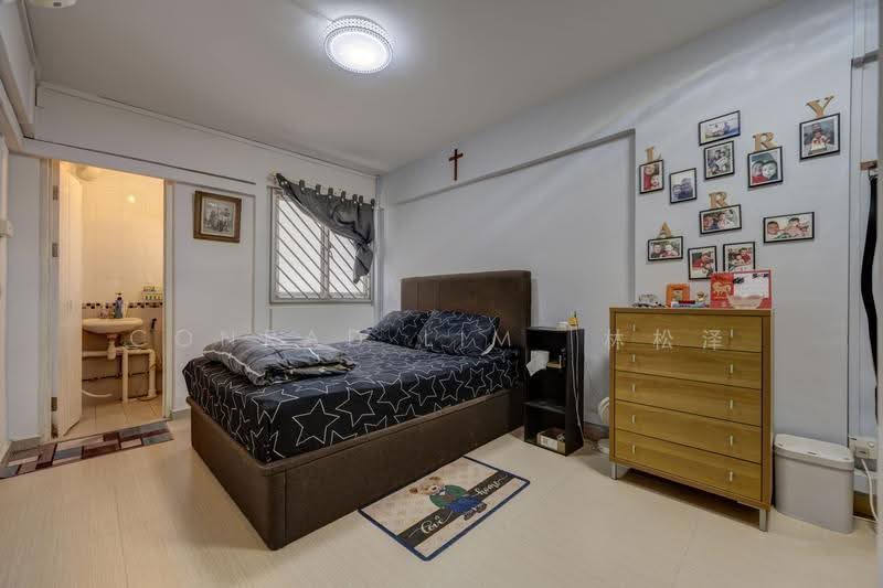 739 Yishun Avenue 5, 739 Yishun Avenue 5, Sembawang / Yishun, 1 Bedroom, 721 sqft, HDB Flat For Sale, by Conrad Lim 林松泽, 500292011 - Bedroom - PropertyGuru.com.sg